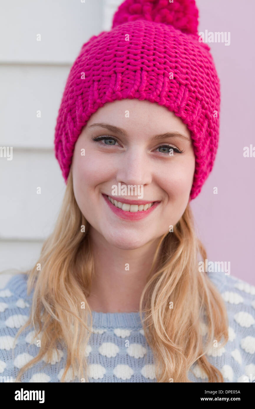 Ritratto di giovane donna in wooly hat Foto Stock