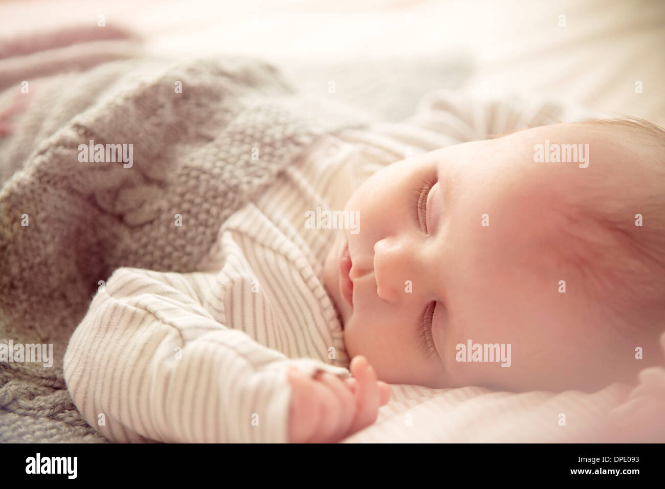 Di due mesi di età bambino addormentato nel presepe Foto Stock