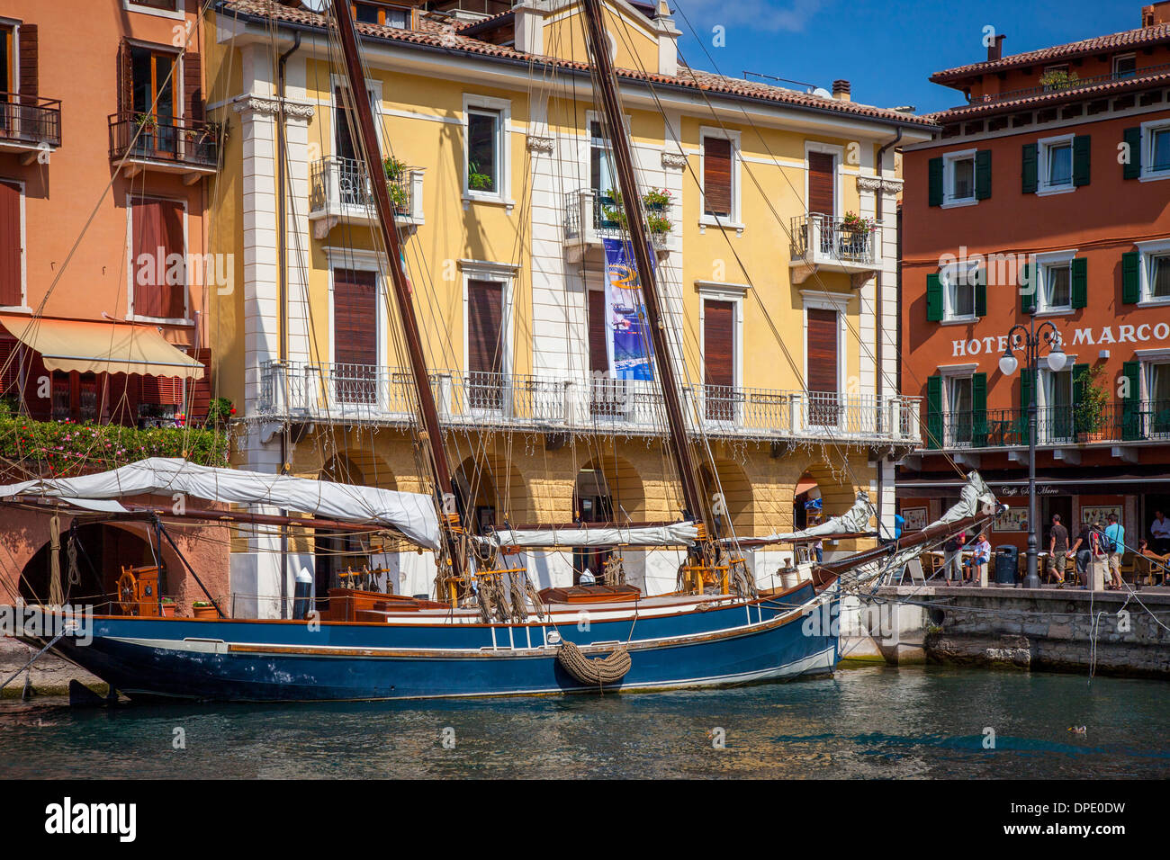 Barca a vela nel piccolo porto di Malcesine lungo il lago di Garda, Lombardia, Italia Foto Stock