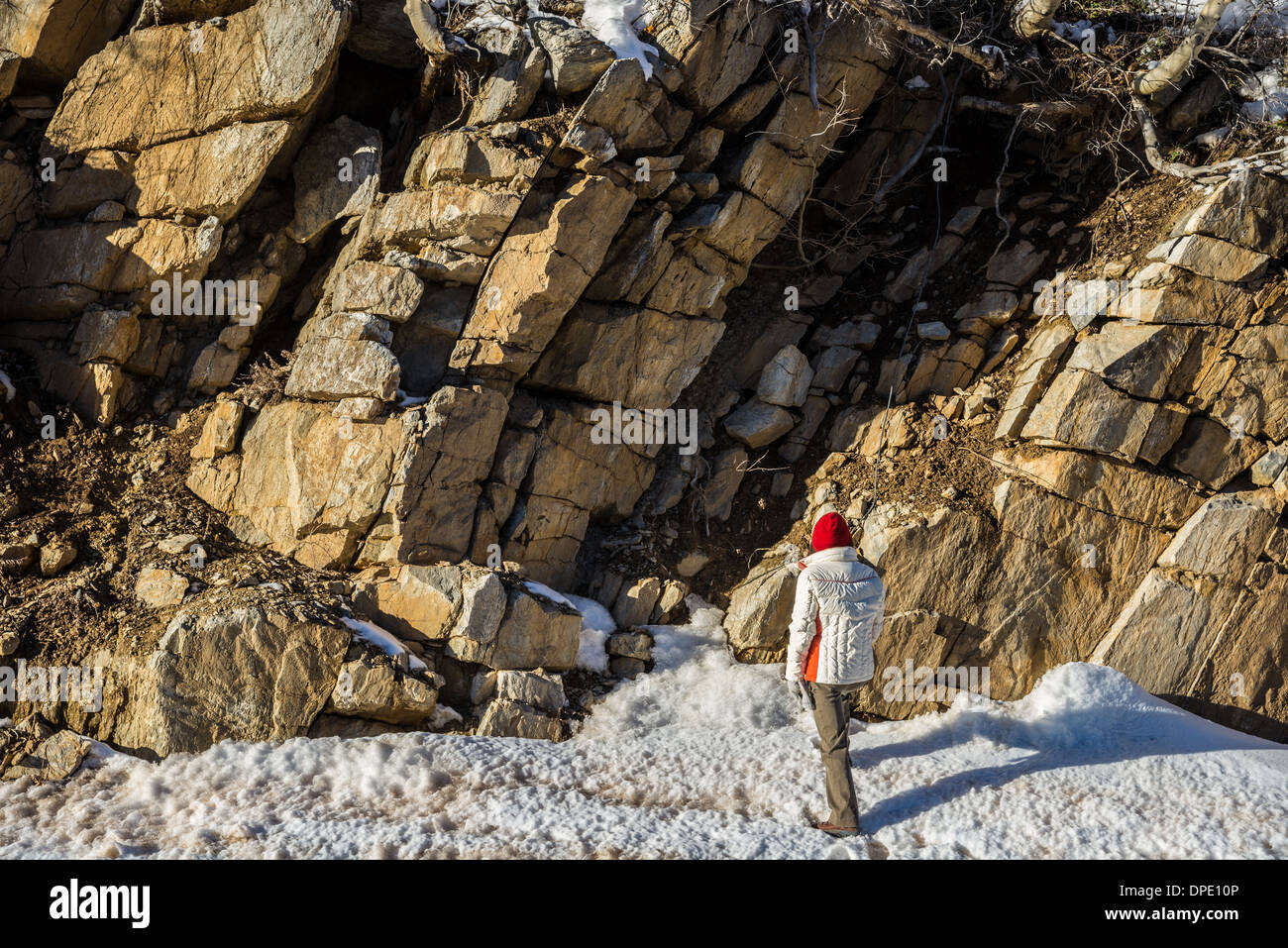 Una femmina di un geologo checking out affioramenti di roccia. Utah, Stati Uniti d'America. Foto Stock