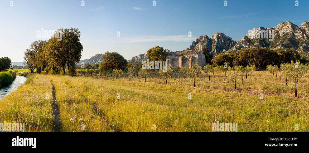 Chapelle de Romanin sotto le montagne delle Alpilles vicino a Saint Remy de Provence, Francia Foto Stock