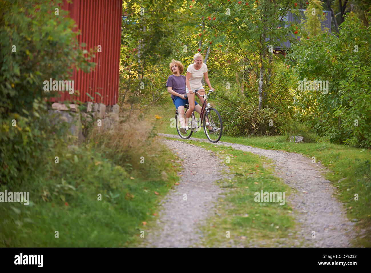 Giovane adulto giovane avendo divertimento sulla bicicletta, Gavle, Svezia Foto Stock