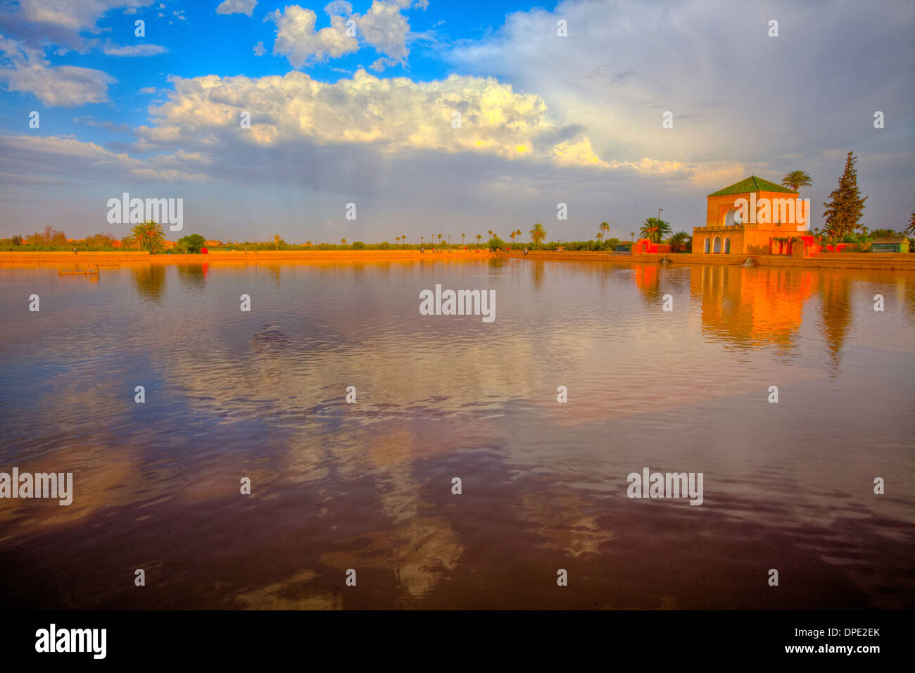 Menara Pavillion gardens & lago, Marocco, vicino a Montagne Atlas, costruita nel XII secolo Foto Stock