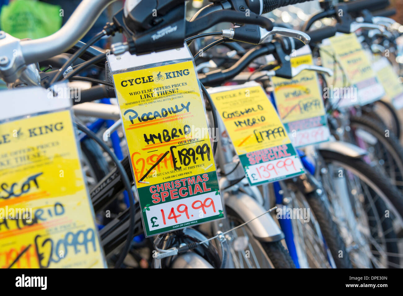 Biciclette schierate per la vendita al di fuori di un negozio di biciclette  a Cambridge Regno Unito con etichette del prezzo su di essi Foto stock -  Alamy