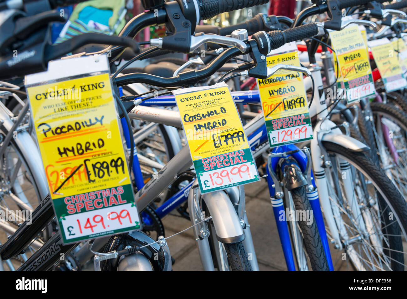 Biciclette schierate per la vendita al di fuori di un negozio di biciclette  a Cambridge Regno Unito con etichette del prezzo su di essi Foto stock -  Alamy