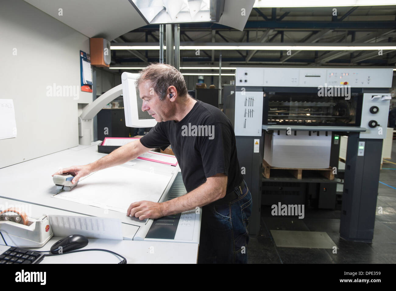 Lavoratore preparare la stampa digitale attrezzature di laboratorio di stampa Foto Stock