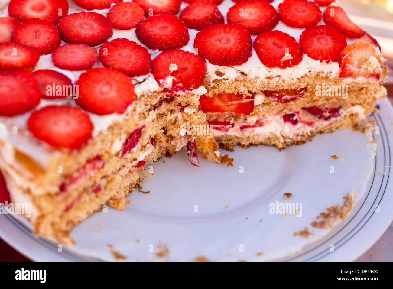 Freschi e deliziosi in casa la torta di fragole. Foto Stock