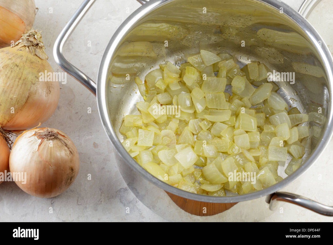 Tritate le cipolle fritte in padella Foto Stock