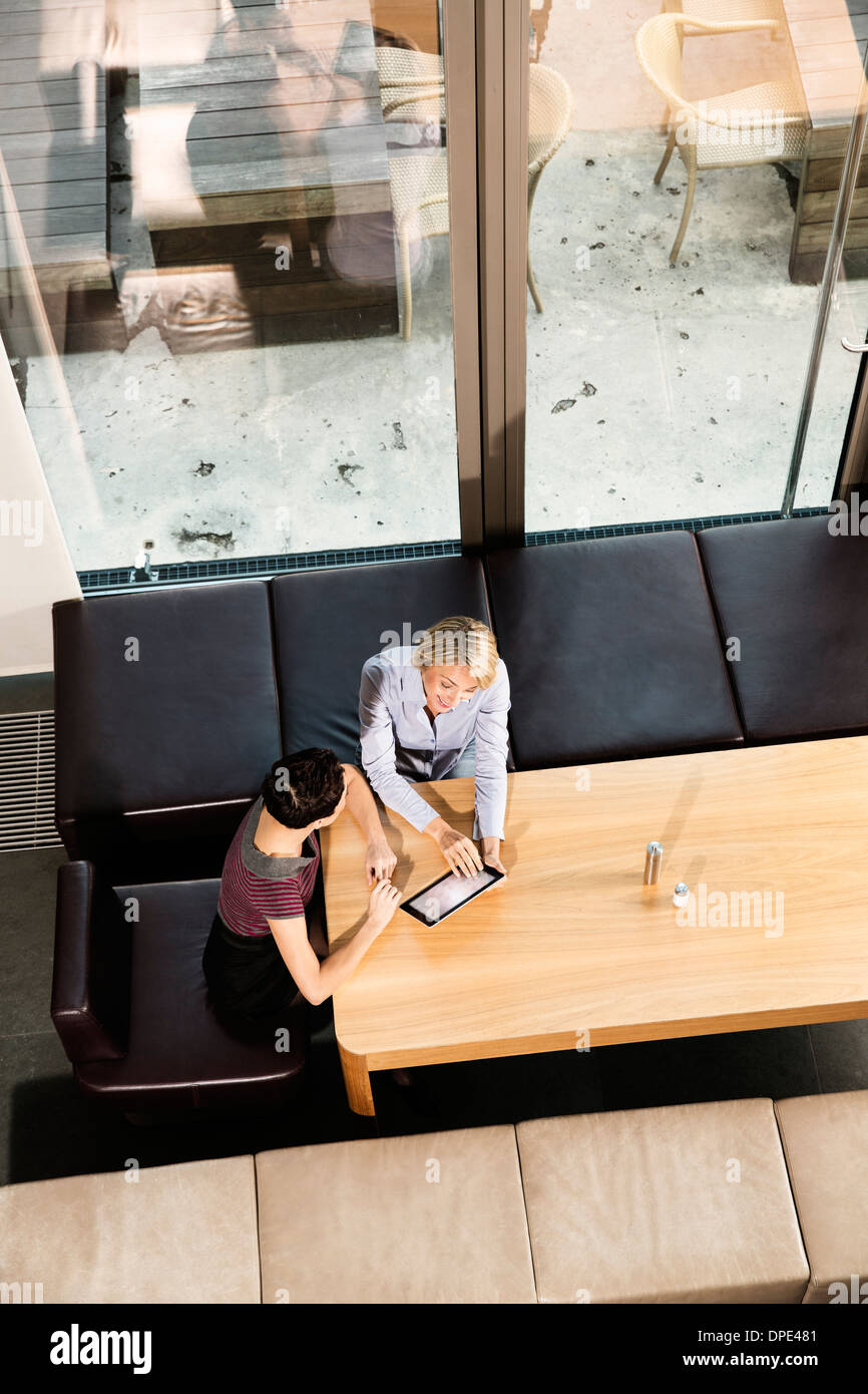 Vista in elevazione delle imprenditrici con tavoletta digitale Foto Stock