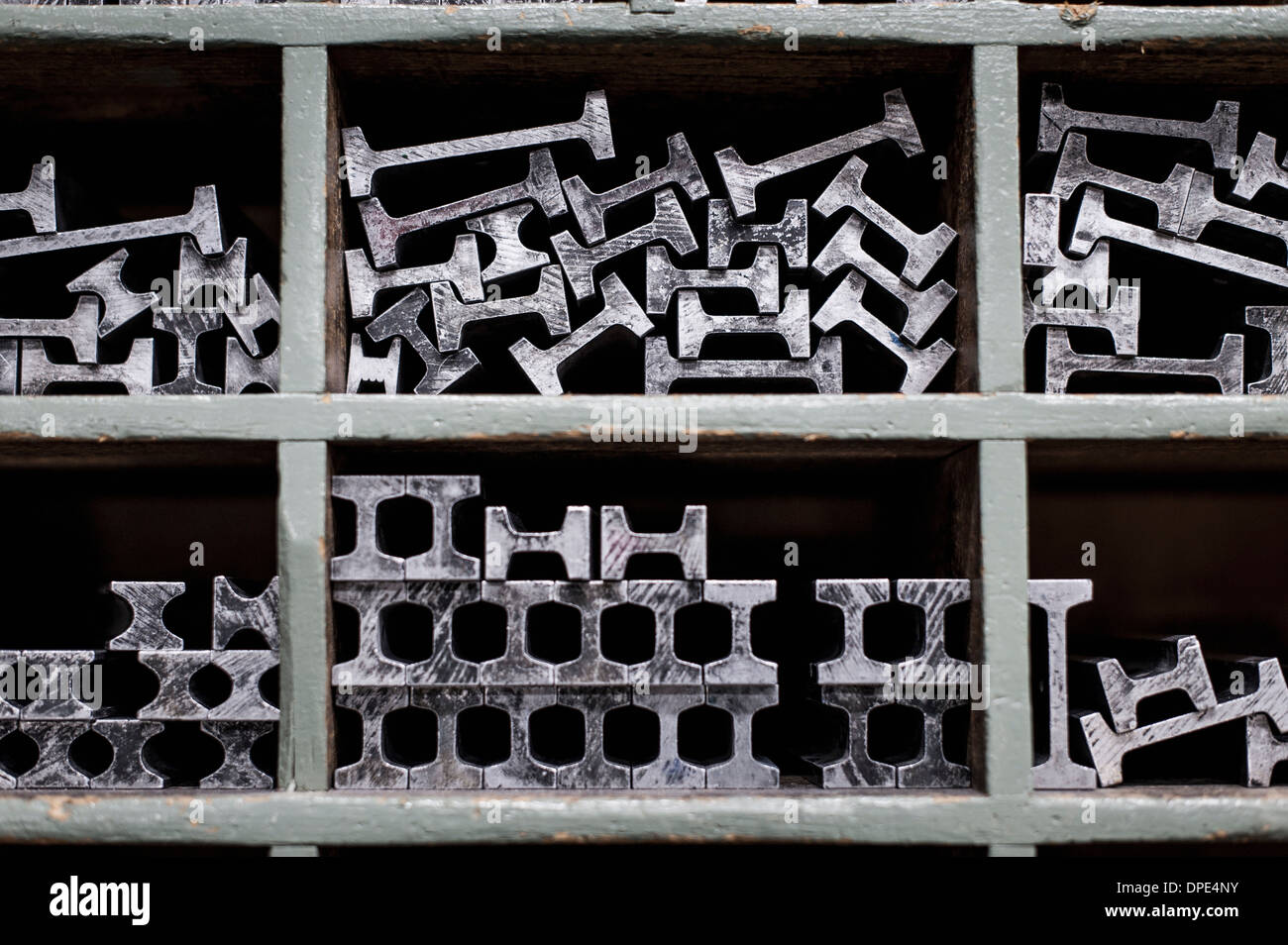 Close up di scaffali e di componenti metallici in officina di stampa Foto Stock