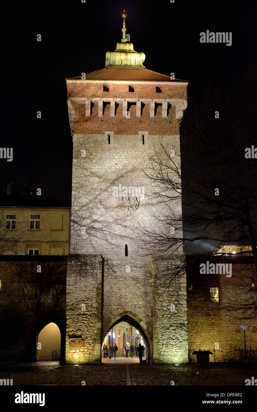 Cracovia (Cracovia), la Porta di San Floriano vista notturna. Foto Stock