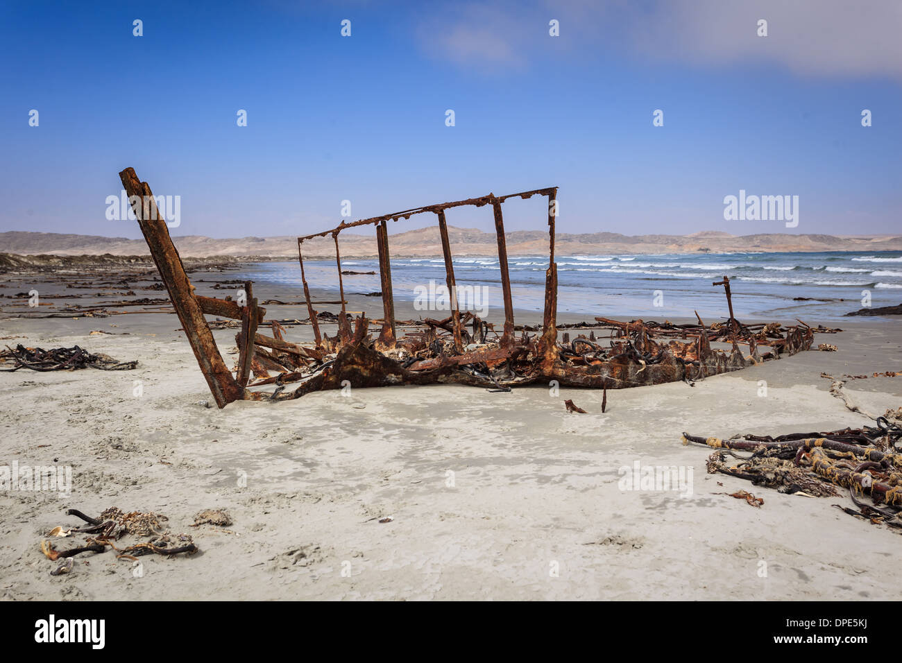 Pezzi arrugginiti di un vecchio scafo della nave lettiera namibia la linea costiera di scheletro a spiaggia Foto Stock