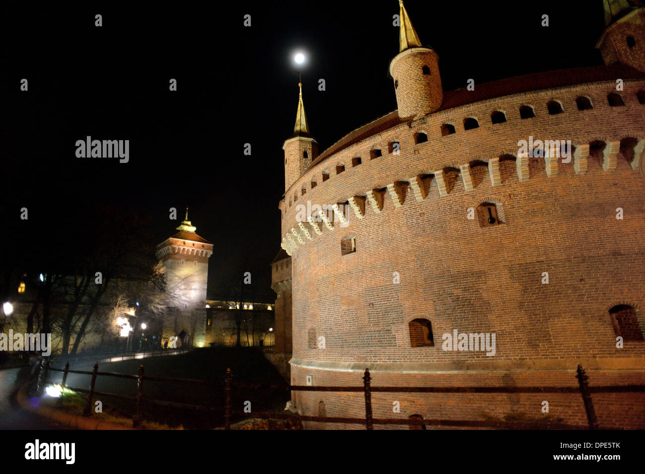 Cracovia (Cracovia), Barbican e la Porta di San Floriano vista notturna. Foto Stock