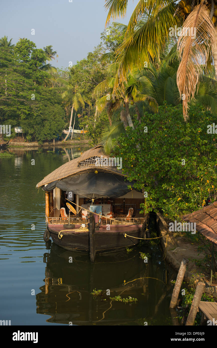 Appartamenti keralesi chiatta da riso houseboat (Kettuvallams) ormeggiata su una via navigabile a Kumarakom, Kottayam Kerala, India Foto Stock