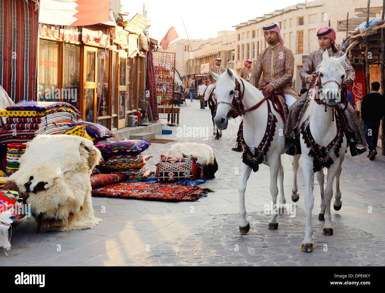 Polizia montata in ornato di uniformi su arabo di pattugliamento mares Souq Waqif a Doha, in Qatar. Foto Stock