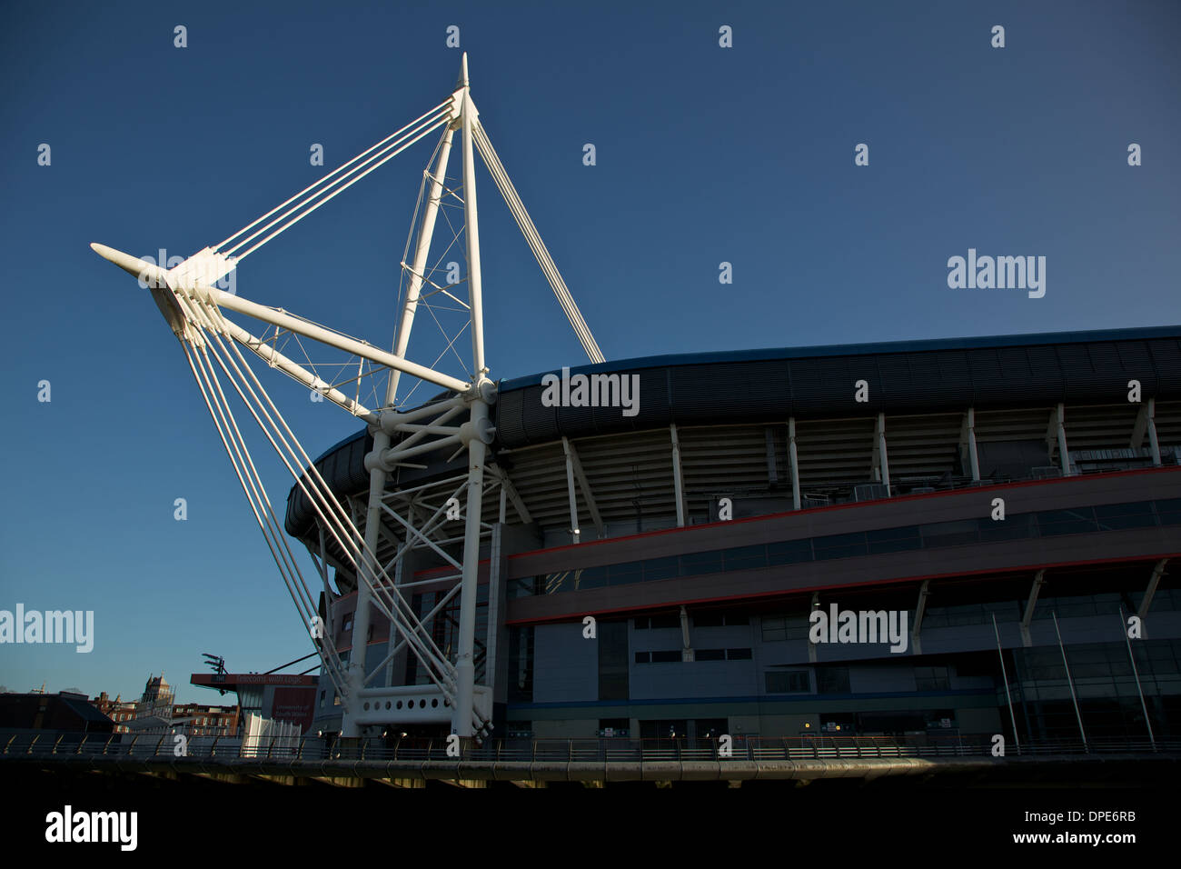 Il Millennium Stadium (gallese: Stadiwm y Mileniwm) in Cardiff è lo stadio nazionale del Galles e la casa per il rugby. Foto Stock