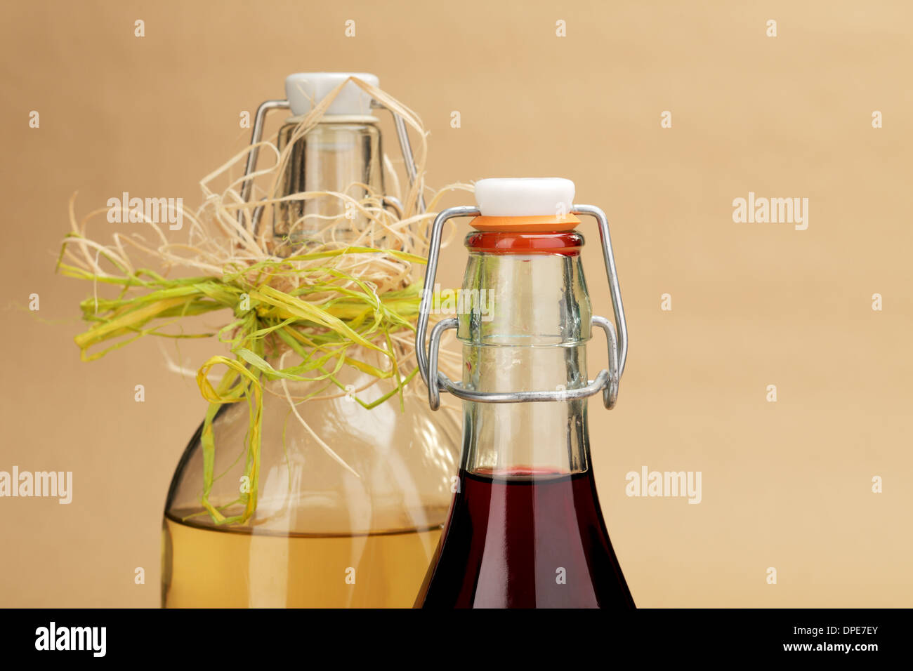 Un ritratto di close-up di un fatto in casa vini rossi e bianchi in un classico bottiglie Foto Stock