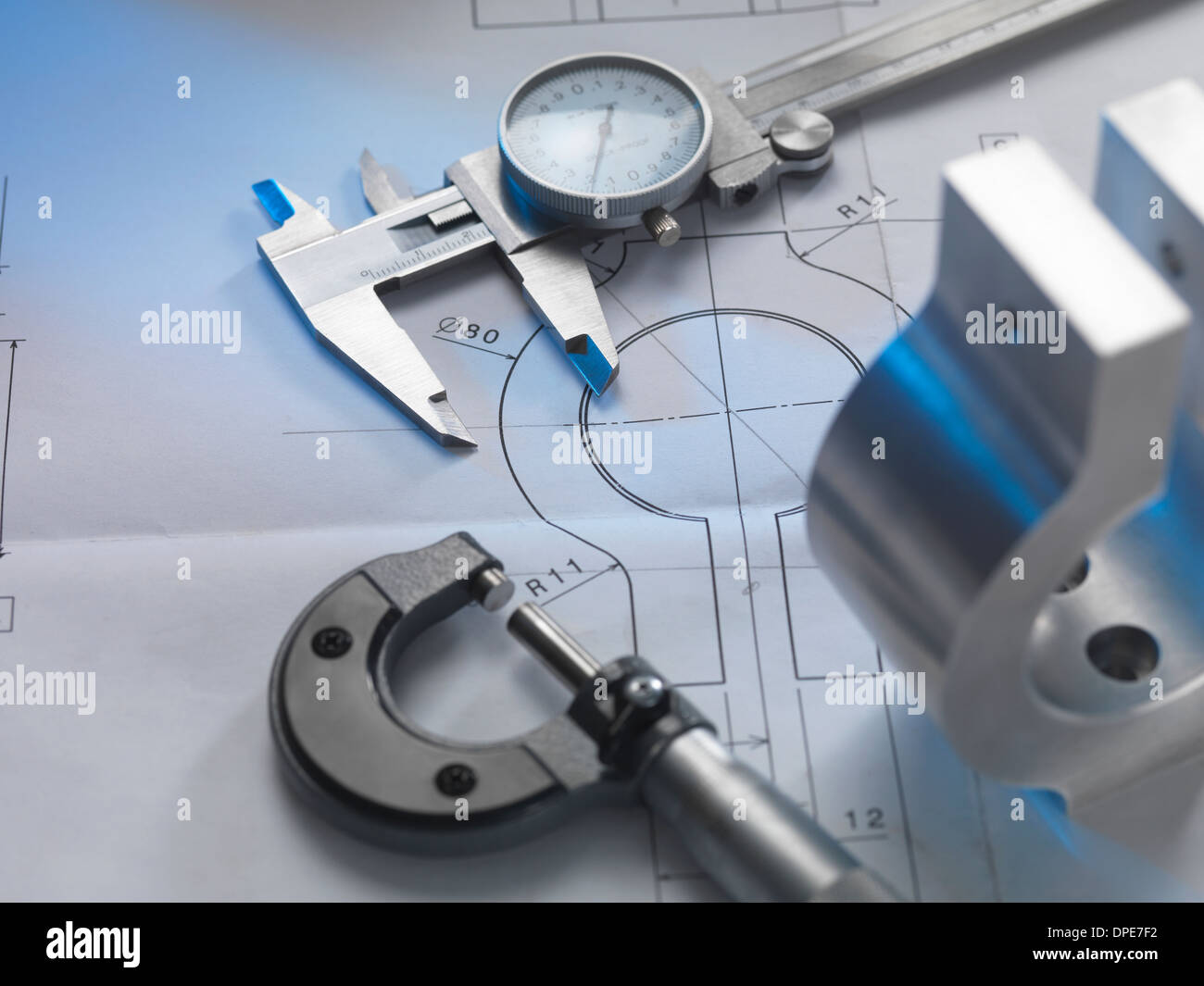 Disegno tecnico con il prodotto, il micrometro e pinze Foto Stock