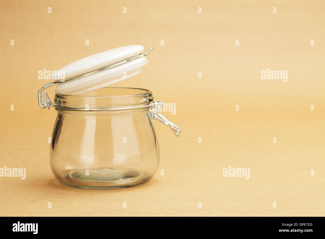 Un vaso vuoto con un coperchio bianco su uno sfondo di una carta di avvolgimento Foto Stock