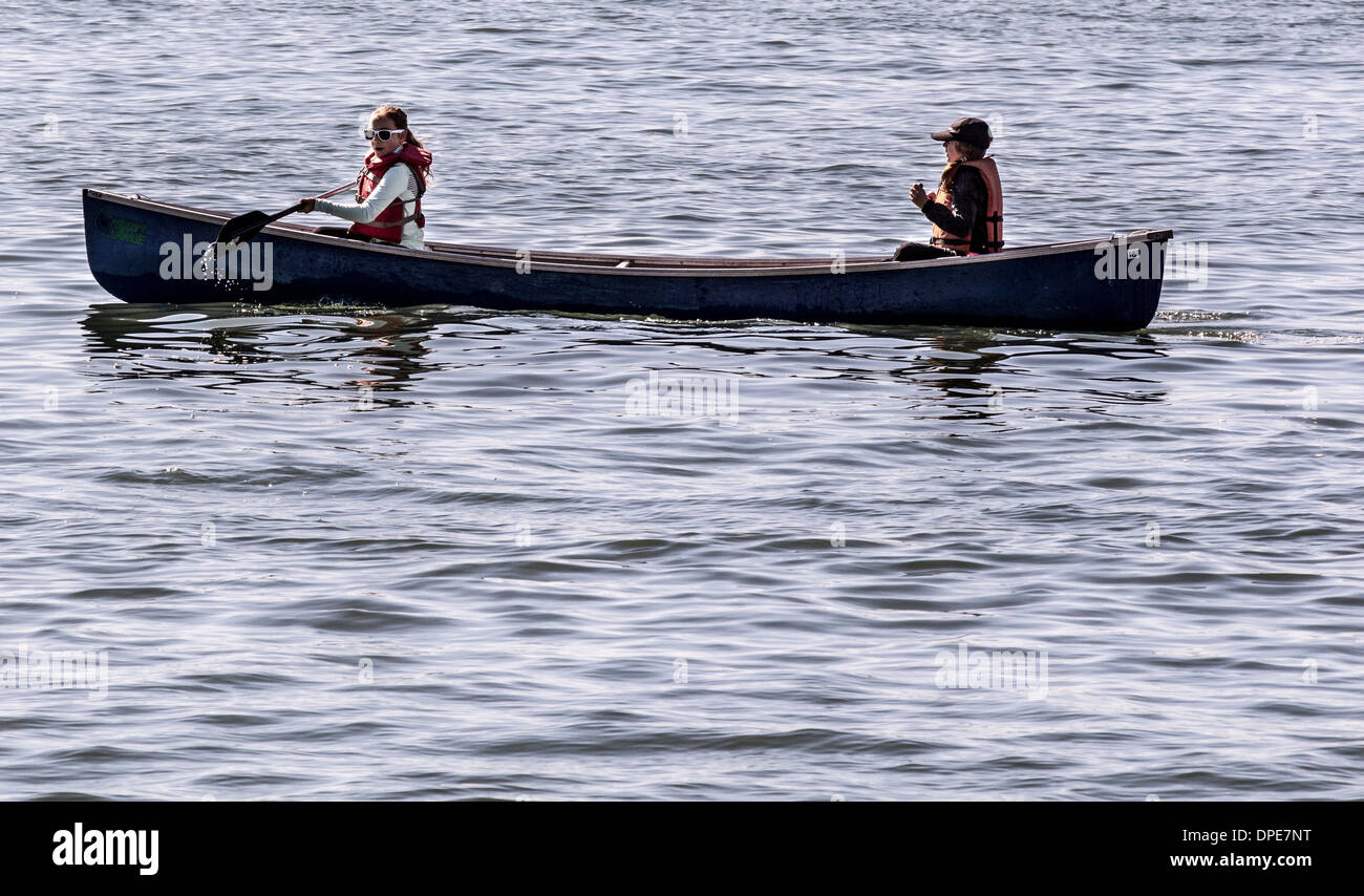 2 ragazze adolescenti paddling una canoa sul lago Ontario indossare i giubbotti di salvataggio. Foto Stock