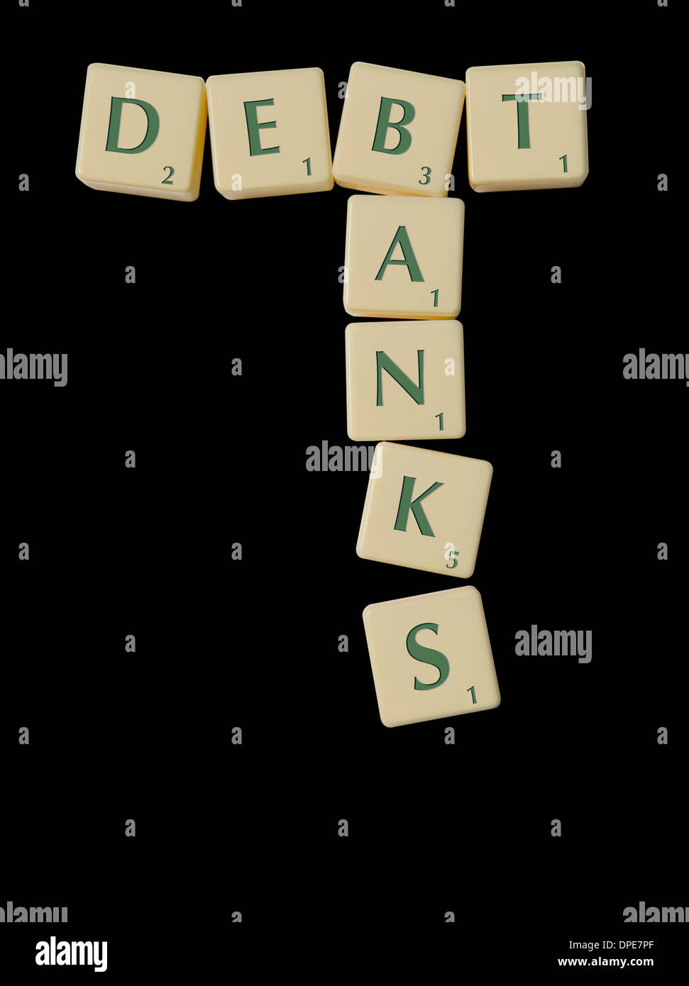 Il debito e le banche enunciato in pezzi di Scrabble. concetto sfondo nero Foto Stock