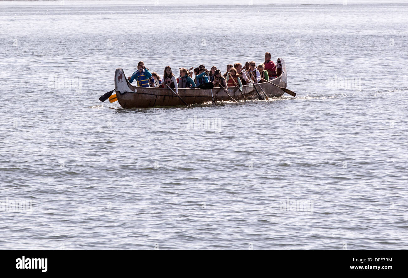 Gli insegnanti e gli studenti adolescenti canottaggio a birchbark canoe sul lago Ontario indossare i giubbotti di salvataggio Foto Stock
