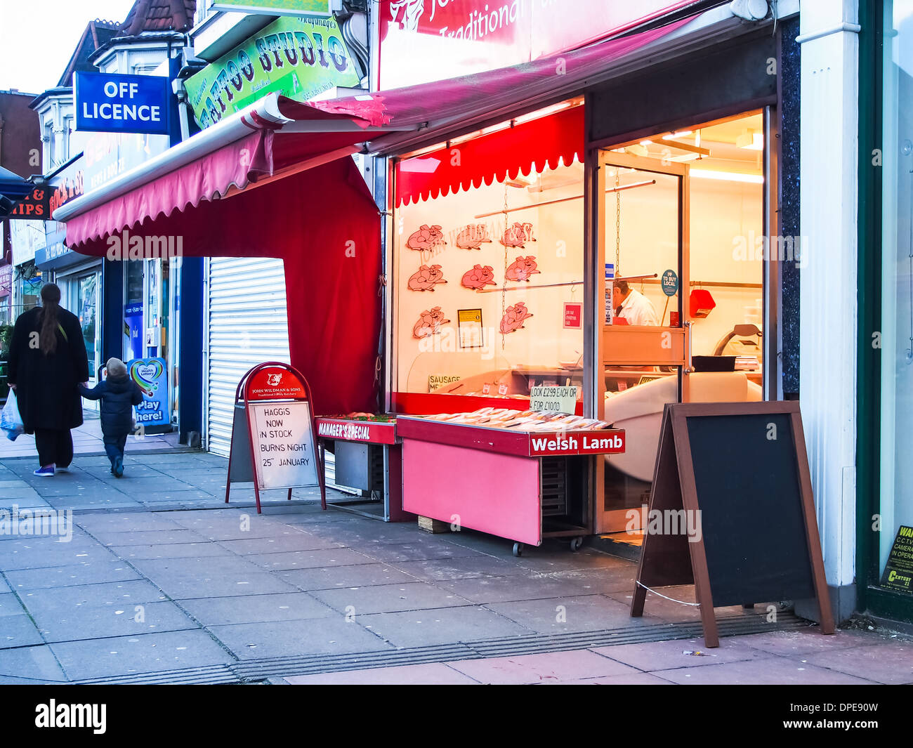 Una famiglia indipendente negozio di macellaio in North-End high street, Portsmouth, Inghilterra Foto Stock