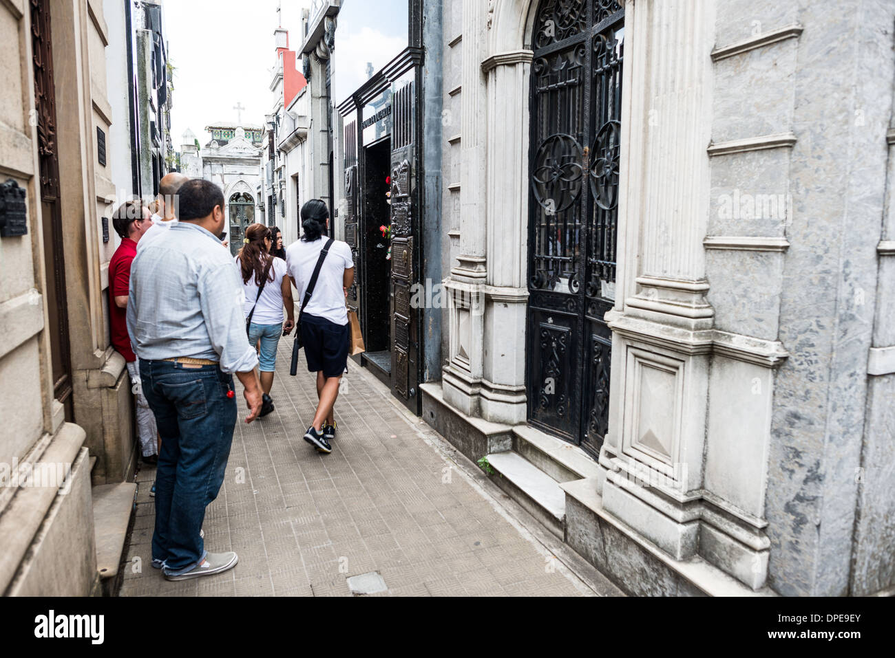 Eva Perón Duarte Family Vault Recoleta Cemetery Buenos Aires // BUENOS AIRES, Argentina - i visitatori si riuniscono presso la cripta della famiglia Duarte nel Cimitero di Recoleta (Cementerio de la Recoleta), rendendo omaggio a Eva "evita" Perón. La tomba dell'ex First Lady argentina, morta nel 1952, continua ad attirare ammiratori e turisti da tutto il mondo. Fiori freschi e offerte adornano regolarmente questo mausoleo relativamente modesto, dimostrando l'impatto duraturo di evita sulla cultura e sulla politica argentina. Foto Stock