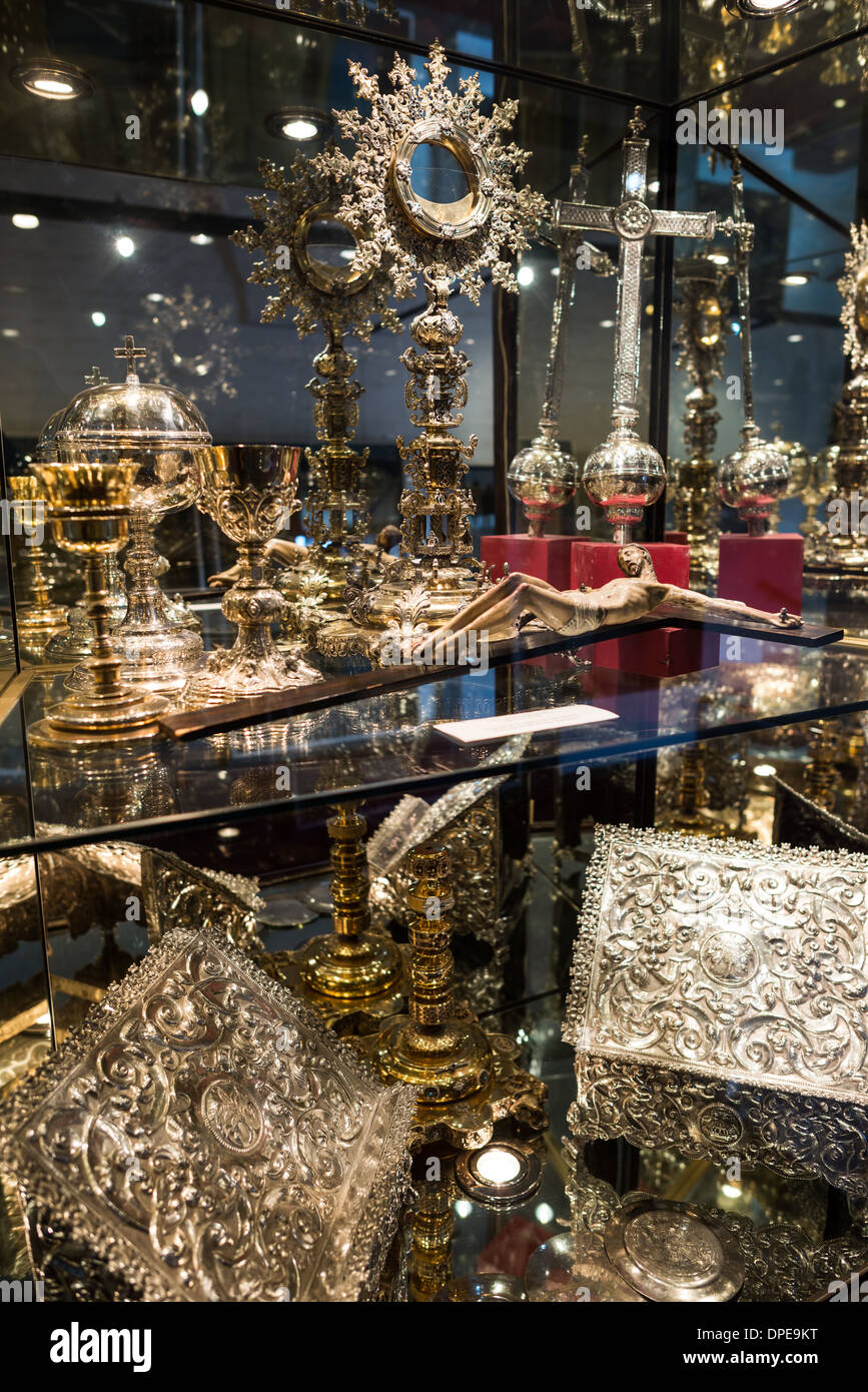 Basílica de Nuestra Señora del Pilar artefatti in argento e oro Buenos AIRES // BUENOS AIRES, Argentina — la collezione di artefatti religiosi in argento e oro dell'epoca coloniale della Basílica de Nuestra Señora del Pilar dimostra la sofisticata lavorazione metallica degli artigiani coloniali spagnoli. Questi oggetti sacri, alcuni con opere d'argento peruviane e disegni influenzati dagli Inca, fanno parte del tesoro storico della chiesa. I manufatti conservati illustrano la ricchezza e la raffinatezza artistica delle istituzioni religiose coloniali nella Buenos Aires del XVIII secolo. Foto Stock