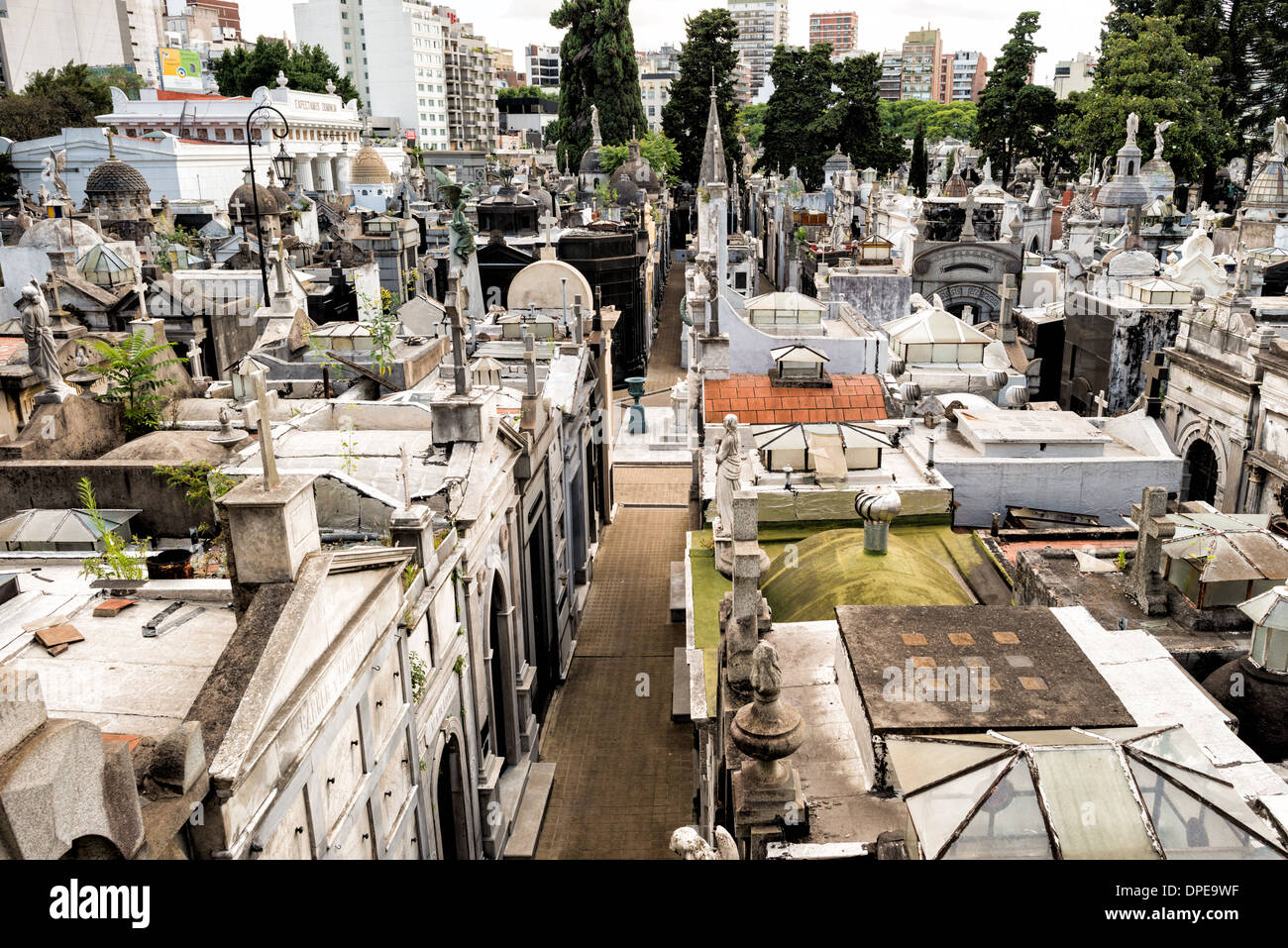 Mausolei del cimitero di Recoleta Buenos Aires Argentina // BUENOS AIRES, Argentina — Cimitero di Recoleta, una delle necropoli più visitate del Sud America, è visibile attraverso una finestra della Basilica di nostra Signora del Pilar. Il cimitero, istituito nel 1822, contiene elaborati mausolei che ospitano resti di importanti argentini tra cui Eva Perón. L'adiacente basilica, completata nel 1732, è tra le chiese più antiche di Buenos Aires e presenta un'architettura barocca coloniale. Insieme, questi luoghi di interesse formano il cuore storico dell'esclusivo quartiere di Recoleta. Foto Stock
