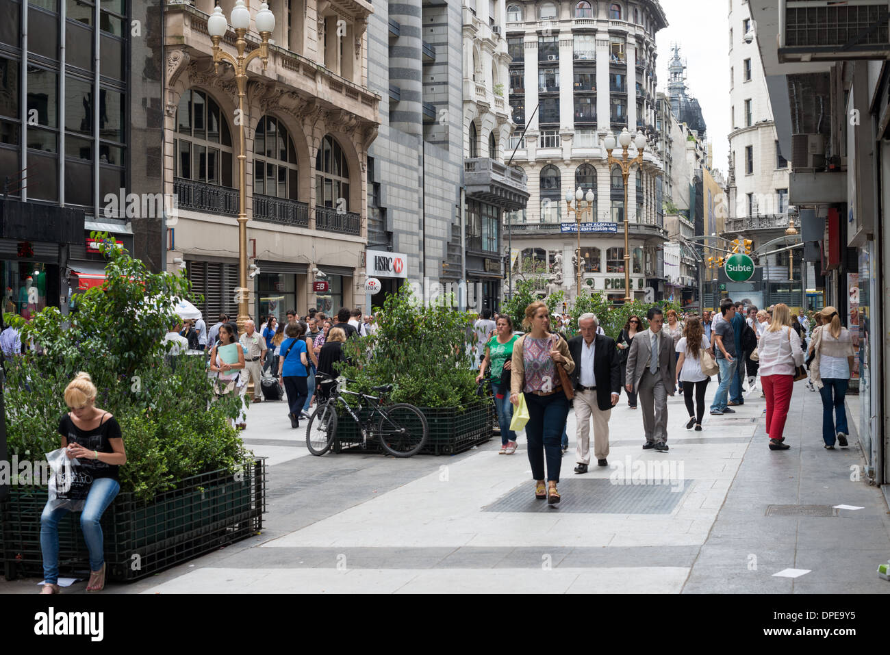 Pedestrian Mall Shopping Buenos Aires Argentina // BUENOS AIRES, Argentina - Un centro commerciale pedonale nel centro di Buenos Aires con una varietà di negozi e negozi che costeggiano entrambi i lati del passaggio pedonale. Questo corridoio commerciale fa parte della vasta rete della città di aree commerciali pedonali che attirano sia la gente del posto che i turisti. Buenos Aires è conosciuta per la sua architettura di influenza europea e i vivaci quartieri dello shopping, con diverse strade pedonali nel quartiere centrale degli affari. La capitale è il fulcro economico, culturale e commerciale dell'Argentina, offrendo tutto ciò che serve Foto Stock