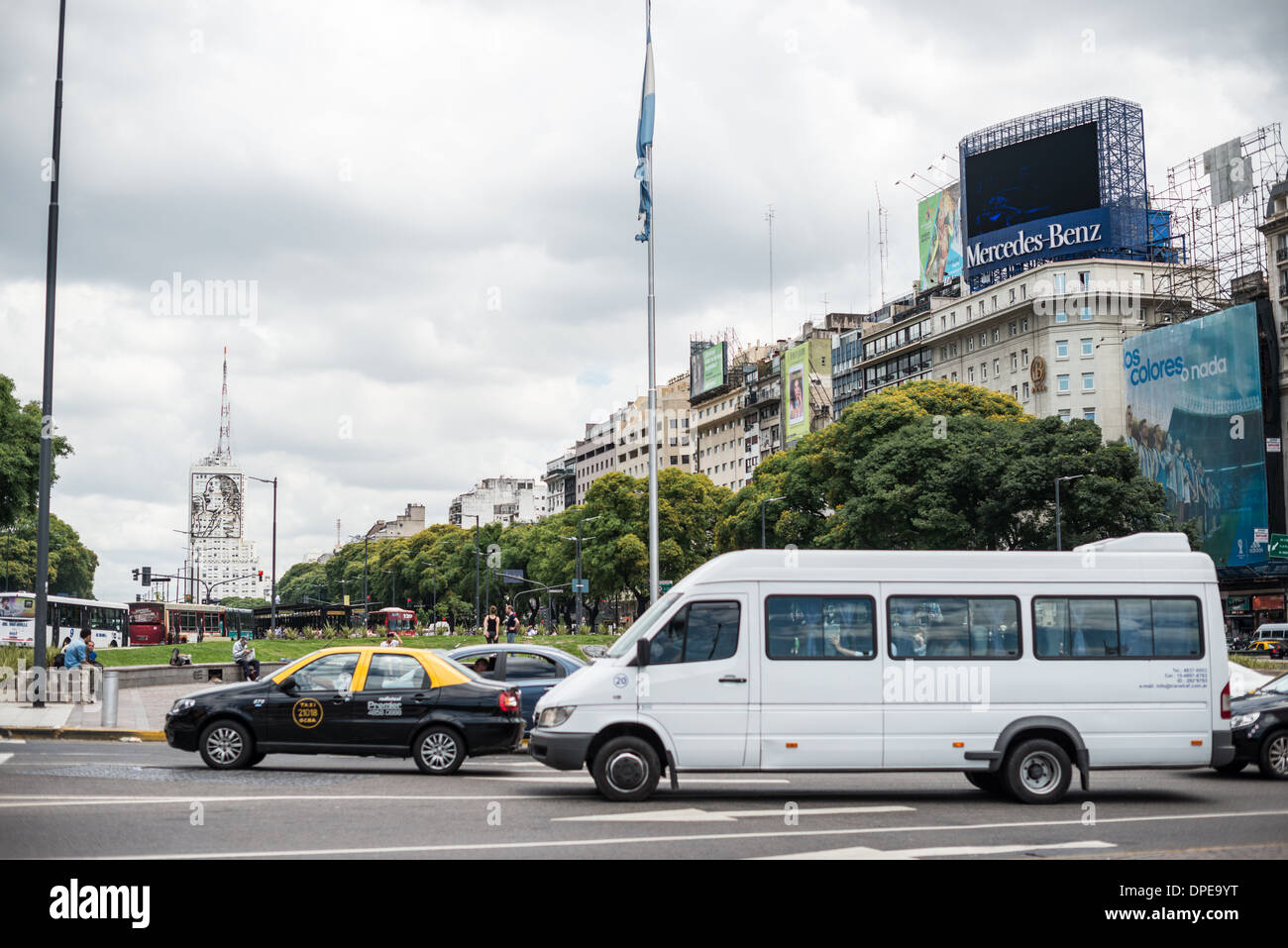 Obelisco Plaza De la República Buenos Aires // BUENOS AIRES, Argentina - il traffico scorre intorno a Plaza de la República nel cuore del centro di Buenos Aires. La piazza è dominata dall'iconico Obelisco, un monumento alto 67 metri inaugurato nel 1936 per commemorare il quarto centenario della prima fondazione della città. Questo punto di riferimento si trova all'incrocio tra Avenida 9 de Julio e Avenida Corrientes, due delle strade più importanti della città. L'Obelisco è diventato uno dei simboli più riconoscibili di Buenos Aires e funge da punto di ritrovo per celebrazioni, proteste e cultuali Foto Stock