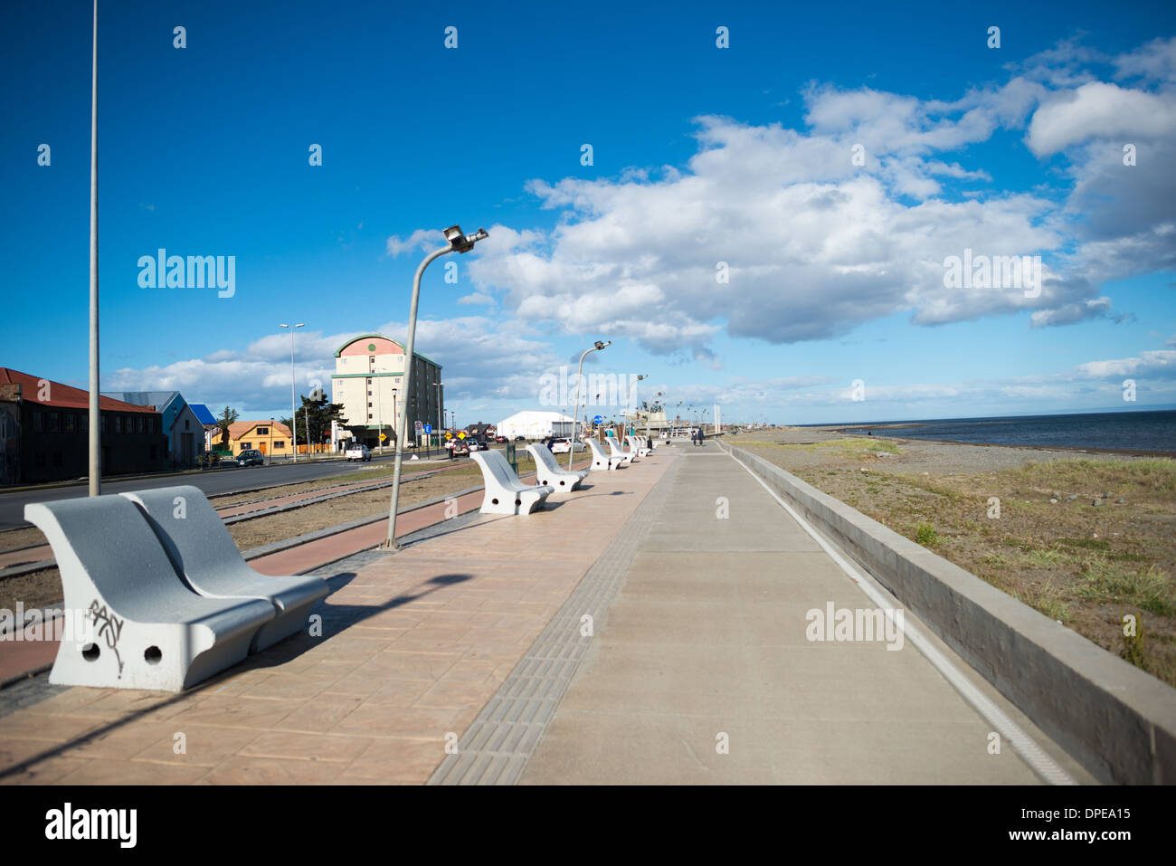 Costanera del Estrecho Waterfront Promenade Punta Arenas Cile // PUNTA ARENAS, Cile - la Costanera del Estrecho è una popolare passeggiata sul lungomare che si estende lungo le rive dello stretto di Magellano nella città più meridionale del Cile. Questo passaggio panoramico offre ai visitatori vedute panoramiche dello storico stretto che collega l'Oceano Atlantico e l'Oceano Pacifico. La Costanera è un centro culturale e ricreativo sia per la gente del posto che per i turisti che esplorano la Patagonia. Punta Arenas, fondata nel 1848, si sviluppò come una città portuale vitale durante l'era del commercio marittimo prima del Canale di Panama. Oggi, l'acqua Foto Stock
