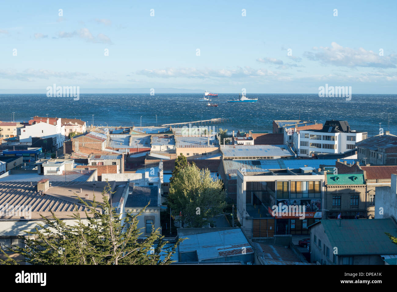 PUNTA Arenas, Cile - un forte vento fruste fino whitecaps sullo Stretto di Magellano come visto sopra i tetti di Punta Arenas, Cile. La città è la più grande a sud del parallelo 46a sud e la città capitale del Cile meridionale della regione di Magallanes e Antartica Chilena. Foto Stock