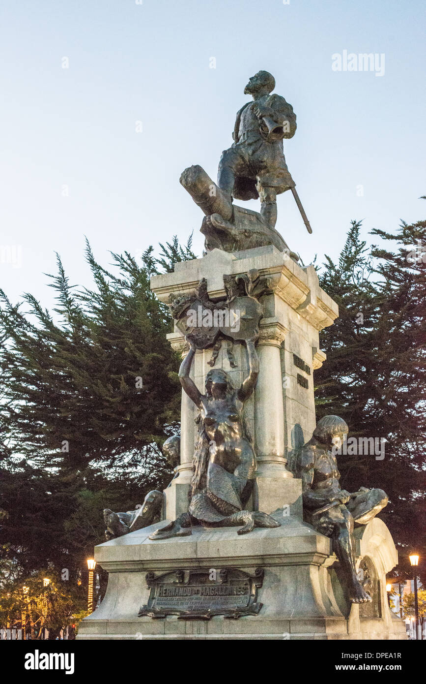 PUNTA Arenas, Cile - Una statua monumento dedicato al primo explorer di circumnavigare il guanto, Ferdinando Magellano, nella piazza principale di Punta Arenas, Cile. La città è la più grande a sud del parallelo 46a sud e la città capitale del Cile meridionale della regione di Magallanes e Antartica Chilena. Foto Stock