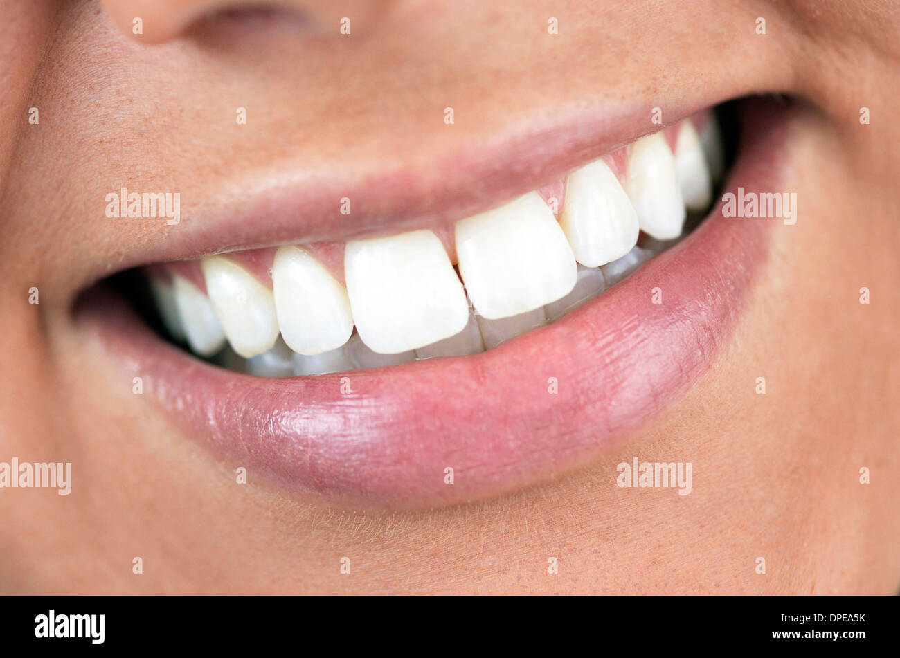Un bel close-up sorriso di una donna che i denti sono perfetti. Foto Stock