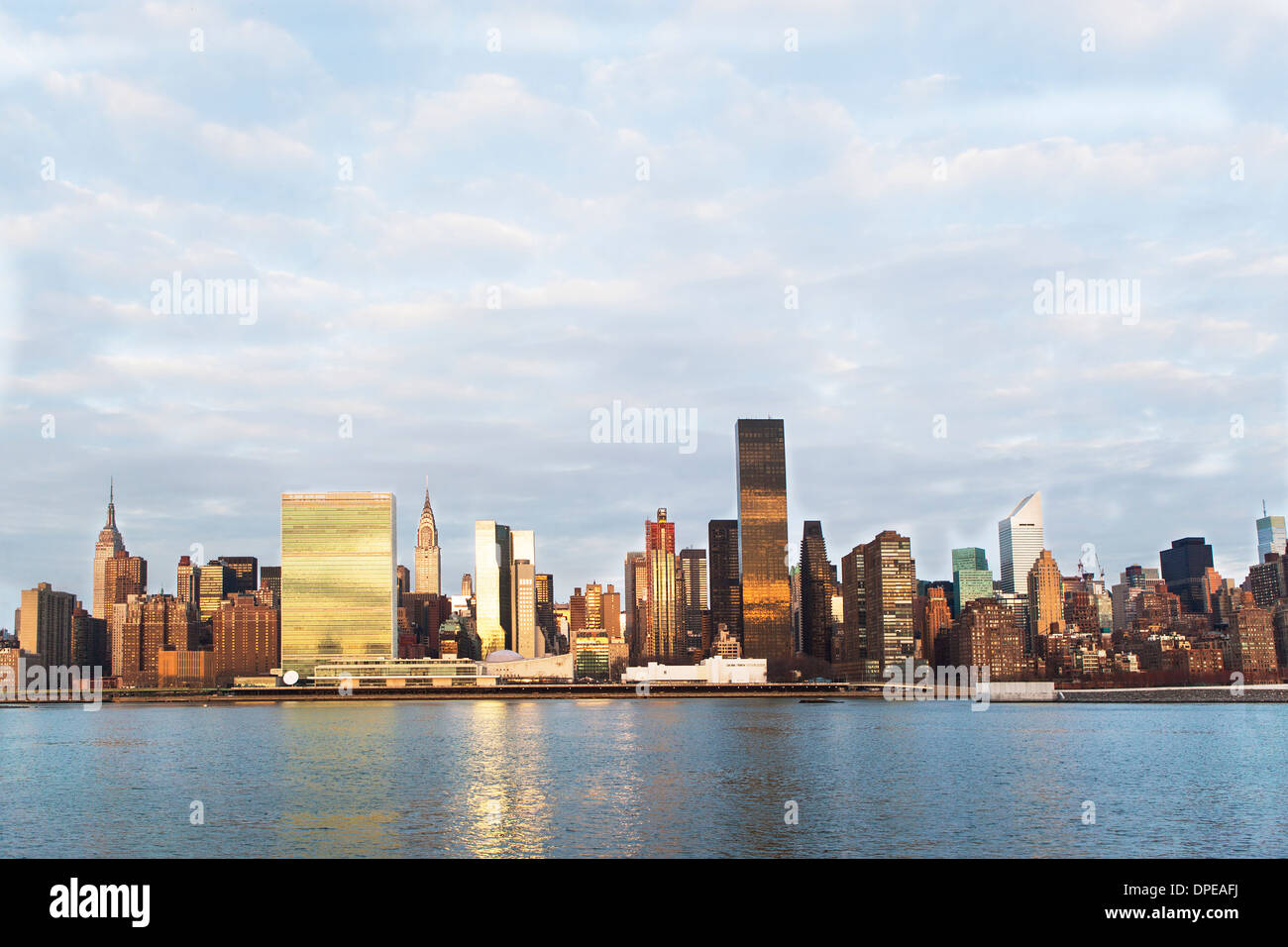 Vista est del fiume e dello skyline di Manhattan, New York, Stati Uniti d'America Foto Stock