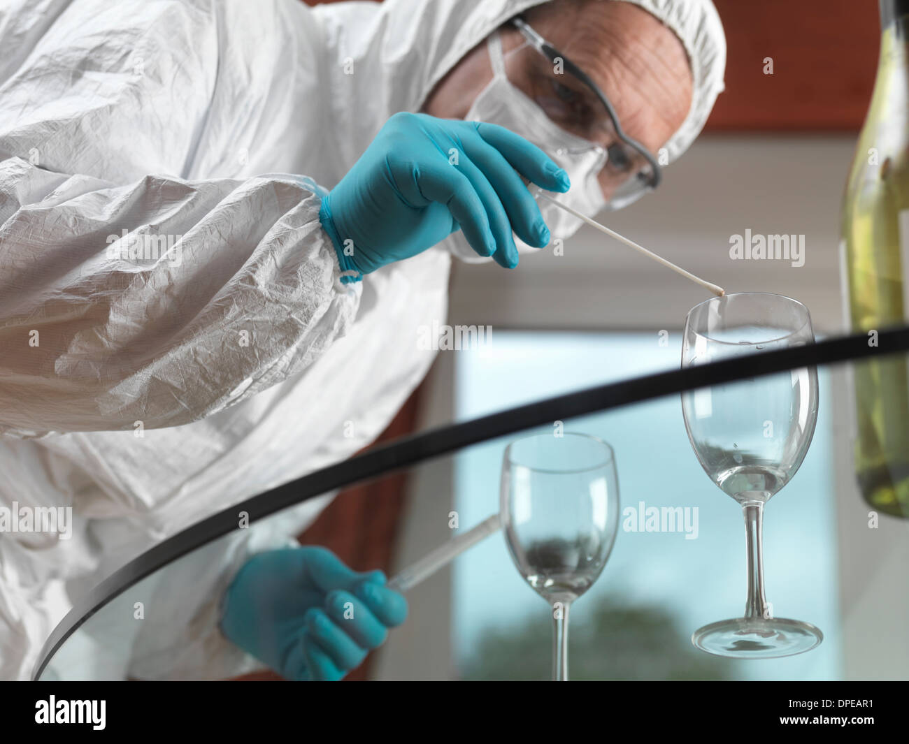Lo scienziato forense utilizzando un bastoncino di DNA ad assumere le prove da un vetro ad una scena del crimine Foto Stock