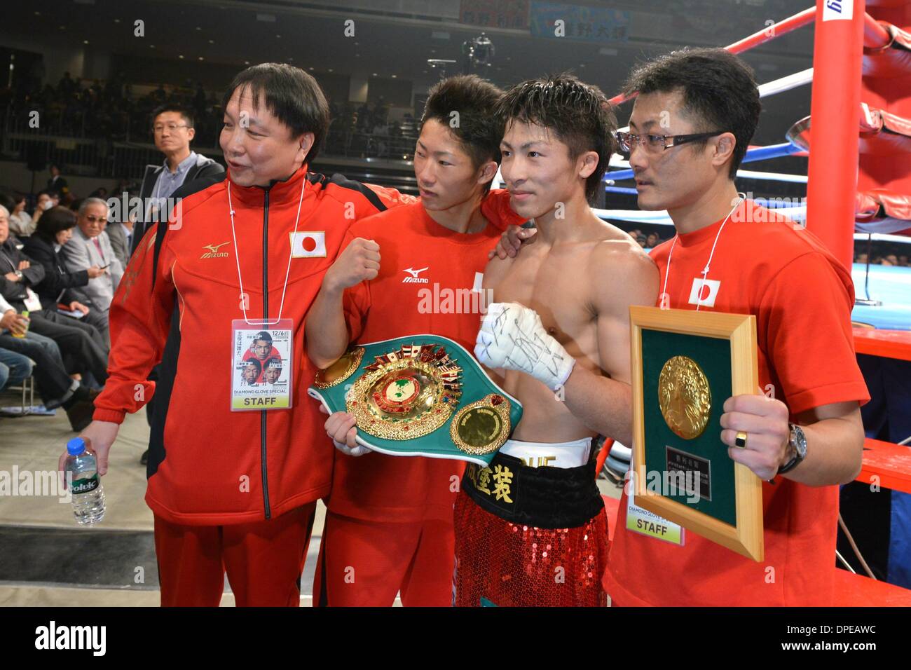 Tokyo, Giappone. 6 dicembre, 2013. (L-R) Hideyuki Ohashi, Takuma Inoue, Naoya Inoue (JPN), Shingo Inoue Boxe : Naoya Inoue del Giappone pone con suo fratello Takuma Inoue, il suo allenatore e padre Shingo Inoue e Ohashi palestra boxe presidente Hideyuki Ohashi dopo aver vinto il vacante OPBF luce peso mosca titolo bout al Ryogoku Kokugikan a Tokyo in Giappone . © Hiroaki Yamaguchi/AFLO/Alamy Live News Foto Stock