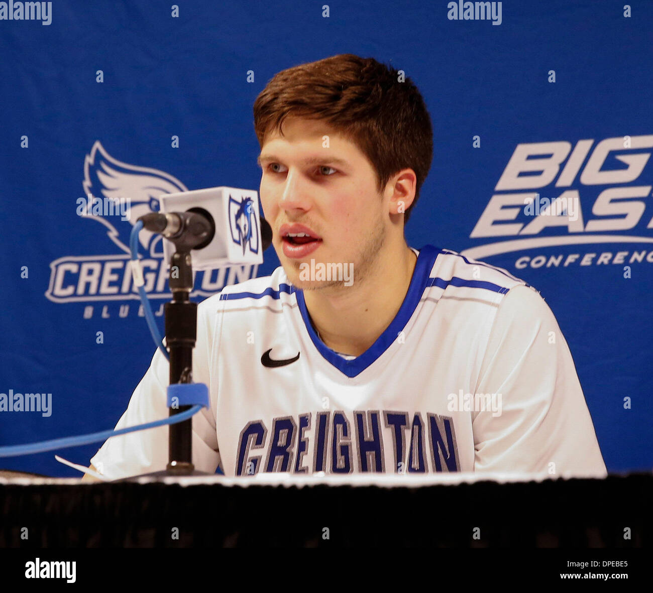 Omaha, Nebraska, Stati Uniti d'America. Xiii gen, 2014. Jan 12, 2014 - Omaha, NE U.S. - Creighton Bluejays avanti Doug McDermott n. 3 parla per le notizie dei media presso il post-partita premere conferenza dopo un degli uomini del NCAA pallacanestro tra Xavier Moschettieri e Creighton Bluejays al secolo centro Link in Omaha, NE.Mcdermott aveva 35 punti per portare tutti i marcatori.Creighton ha vinto 95-89 .Michael Spomer/Cal Sport Media/Alamy Live News Foto Stock