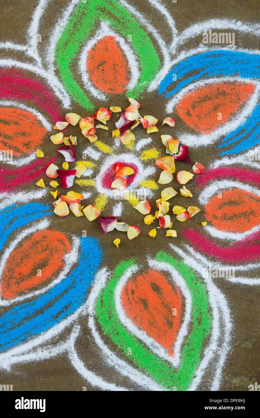 Rangoli festival di polvere colorata design e petali di fiori in un Indiano street Foto Stock