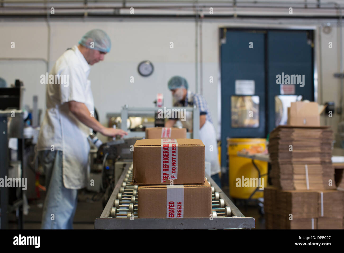 Lavoratori in fabbrica il confezionamento di scatole di cartone Foto stock  - Alamy
