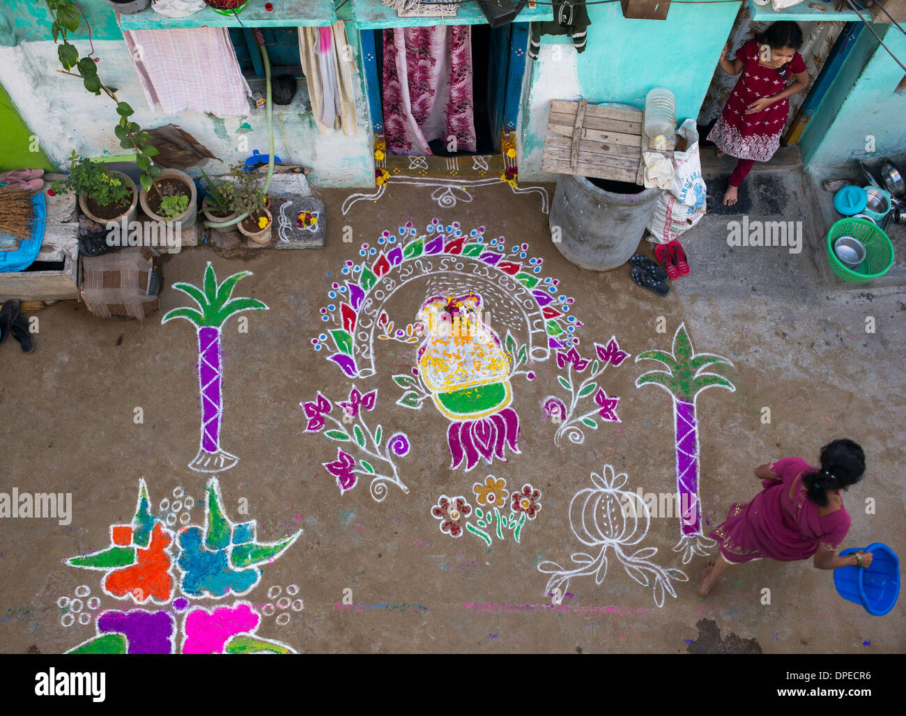 Rurale villaggio indiano via coperta con una decorazione Rangoli festival di polvere colorata progetta a Sankranti. Andhra Pradesh, India Foto Stock