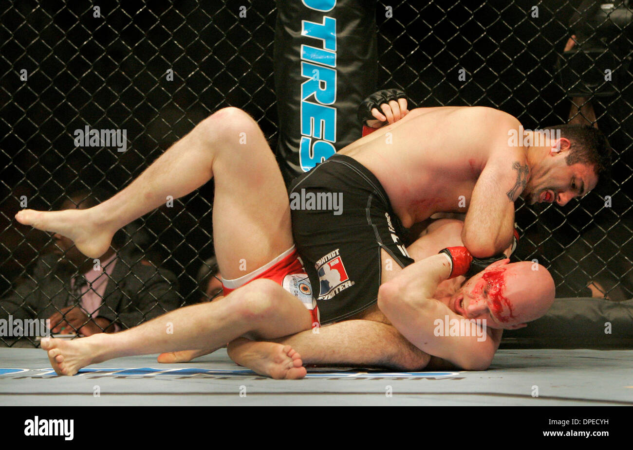 (Pubblicato il 4/26/2006, A-14) 15 aprile 2006, Anaheim, California, Stati Uniti d'America UFC 59- Ultimate Fighting Championships di Arrowhead Pond KARO PARISYAN (nato in Armenia, combattendo al di fuori del Nord di Hollywood) pummels NICK THOMPSON (nato a Newport News, VA, combattere fuori di Minneapolis) durante la sua sanguinosa welterweight vittoria) mandatory Credit: Foto di Charlie Neuman/San Diego Union-Tribune/Zuma Pr Foto Stock