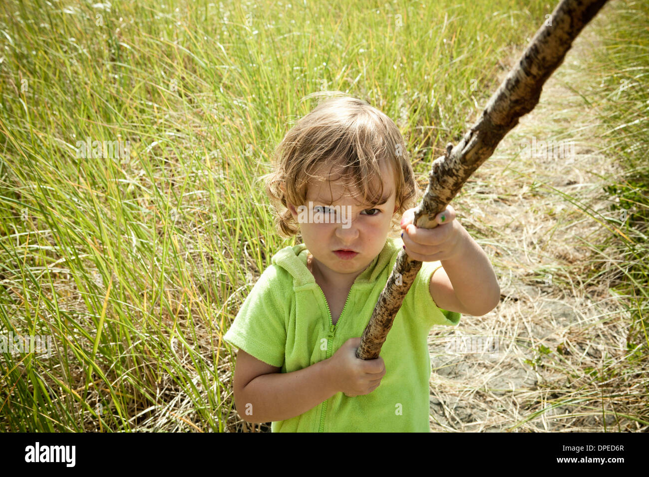 Ritratto di donna toddler holding lungo bastone Foto Stock