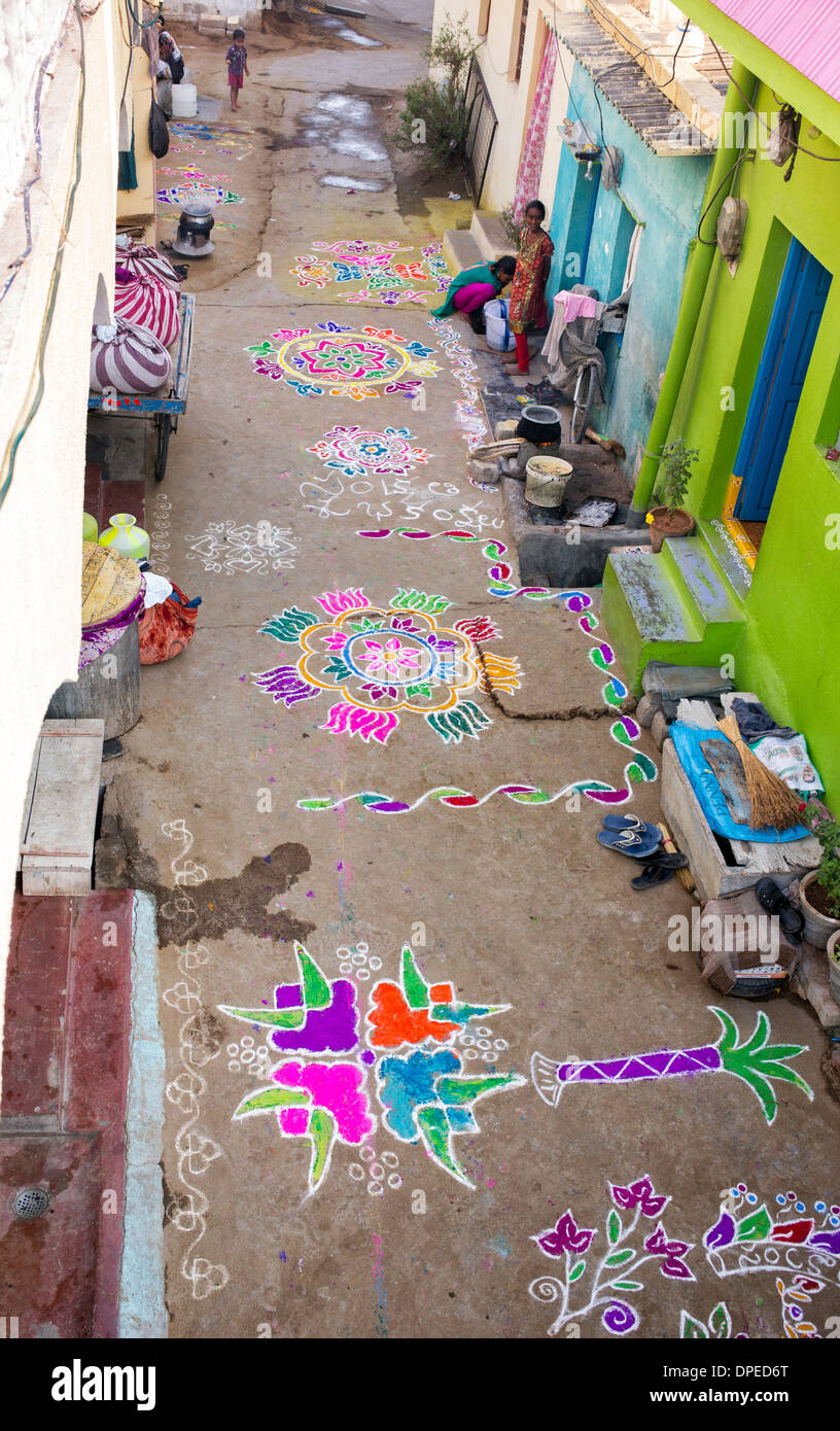Rurale villaggio indiano via coperta con Rangoli festival di polvere colorata progetta a Sankranti. Andhra Pradesh, India Foto Stock