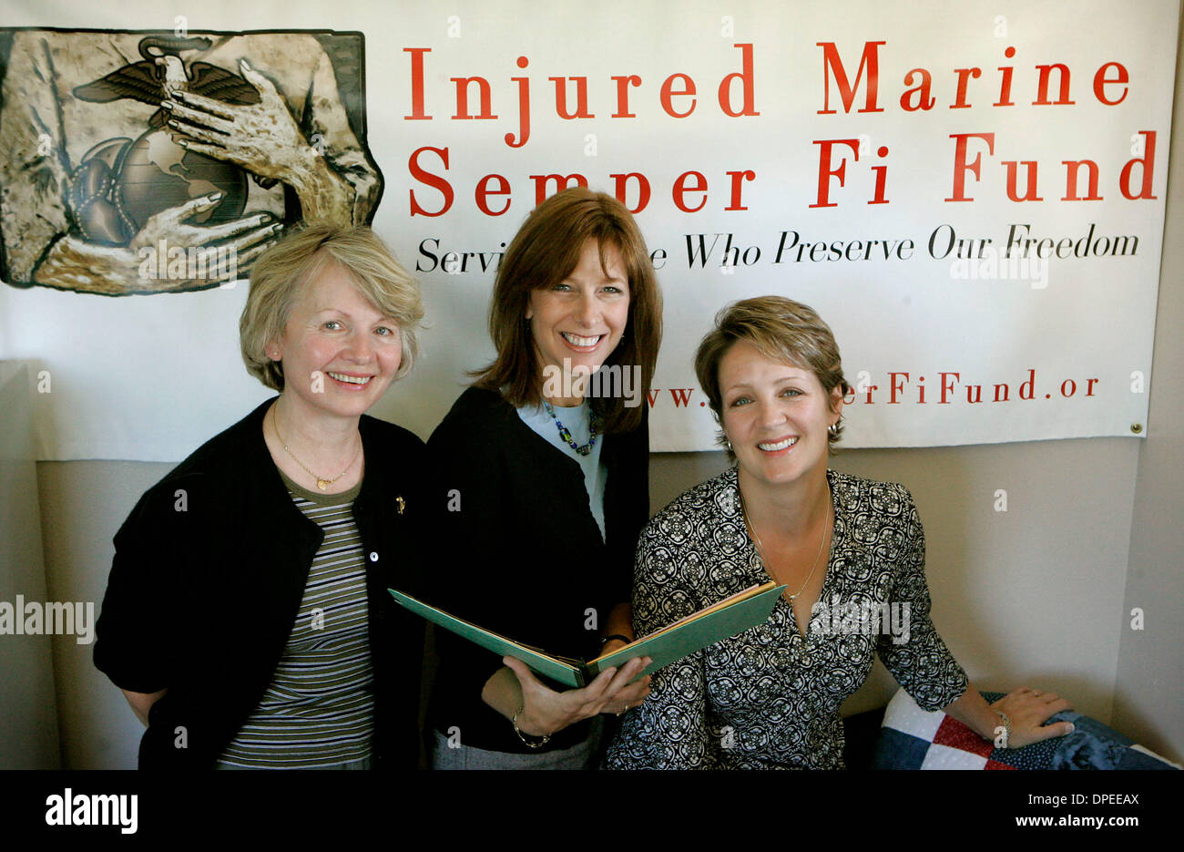 (Pubblicato il 11/1/2006, NC-5, NI-5) 18 ottobre 2006, Camp Pendleton, CA, Stati Uniti d'America  , Direttore finanziario SARAH DALKE, Dir. delle operazioni di business WENDY LETHIN, e sulla costa occidentale del Coordinatore Eventi ANGIE McCRARY, da sinistra a destra del semper fi Fund si fermò un poster per la loro organizzazione al loro ufficio del guerriero ferito Center a Camp Pendleton, 18 ottobre 2006.  Credito: phot Foto Stock