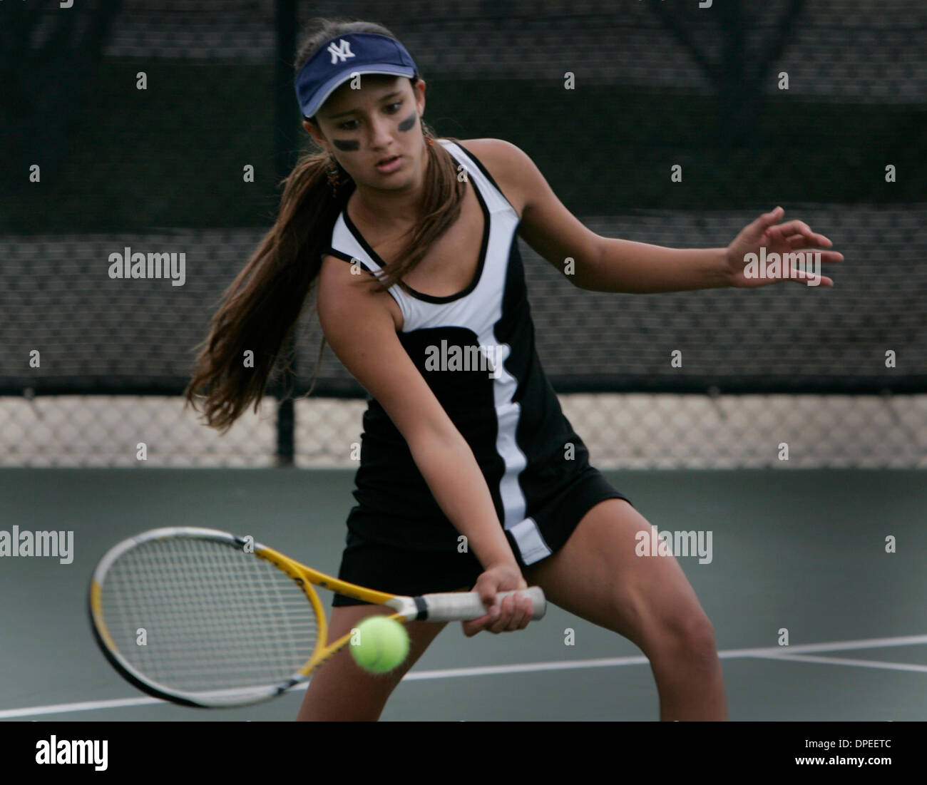 (Pubblicato il 11/4/2006, D-7:C) 3 novembre 2006, San Diego, California, Stati Uniti d'America. SHARON REIBSTEIN di Westview alta ha restituito un colpo da JILL MEDDLETON di San Pasqual (non mostrato) nelle ragazze Singles 2 venerdì. San Diego sezione CIF high school girls' squadra di tennis campionati a Barnes Centro Tennis di Pt. La Loma. Credito: foto di Peggy Peattie/San Diego Union-Tribune/Zuma Foto Stock