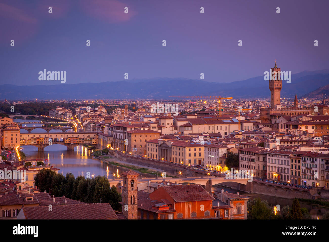 Lo spuntar del giorno di Firenze e dal fiume Arno, Toscana, Italia Foto Stock