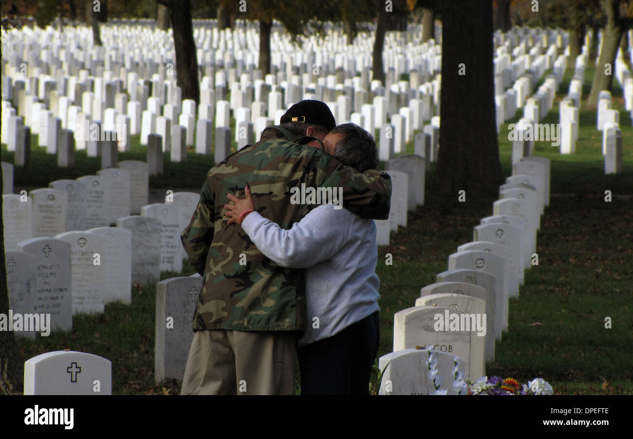 20 maggio 2006 - Farmingdale, New York, Stati Uniti - Long Island National Cemetery, apertura di un nuovo giardino in nel lungo Isalnd cimitero per veterani militari. Molti di coloro che hanno partecipato all'apertura di visitato le tombe di coloro che hanno perso in Iraq. (Credito Immagine: © Kirk condili/ZUMA Press) Foto Stock